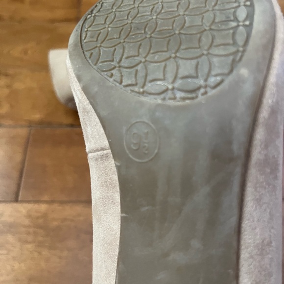 Women's Elegant Beige Heels - Picture 5 of 5